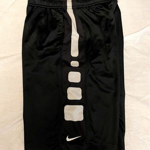 Nike elite shorts size youth XL in black/white
